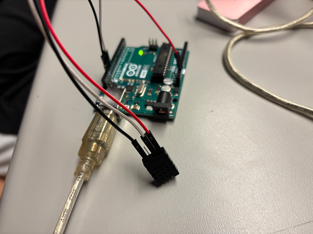 In this first test, temperature stayed at 22℃ even as we wrapped our hand around it